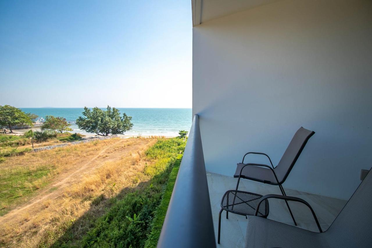 Escape Condominiums Beachfront Suites - Mae Phim Rayong Exterior photo