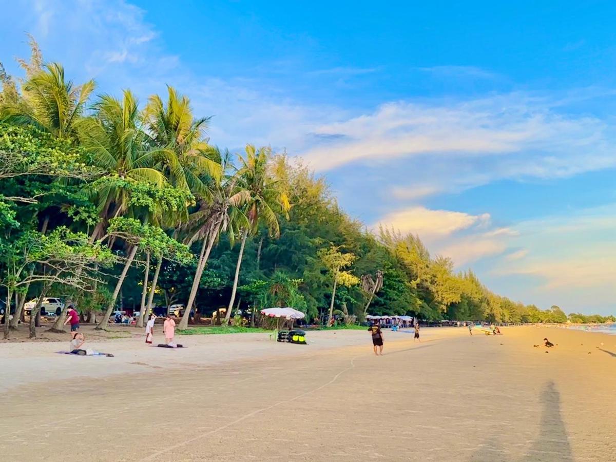 Escape Condominiums Beachfront Suites - Mae Phim Rayong Exterior photo