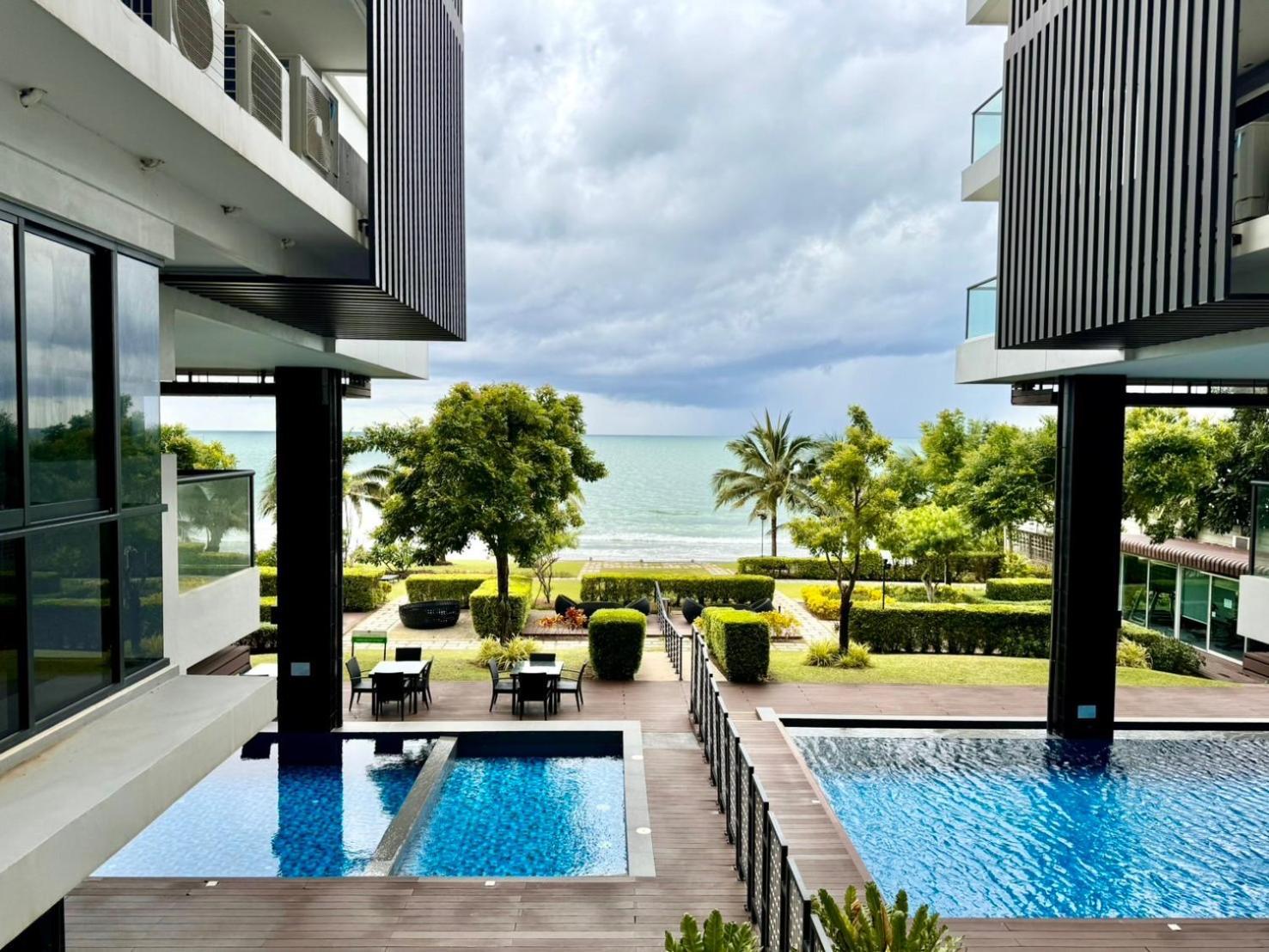 Escape Condominiums Beachfront Suites - Mae Phim Rayong Exterior photo