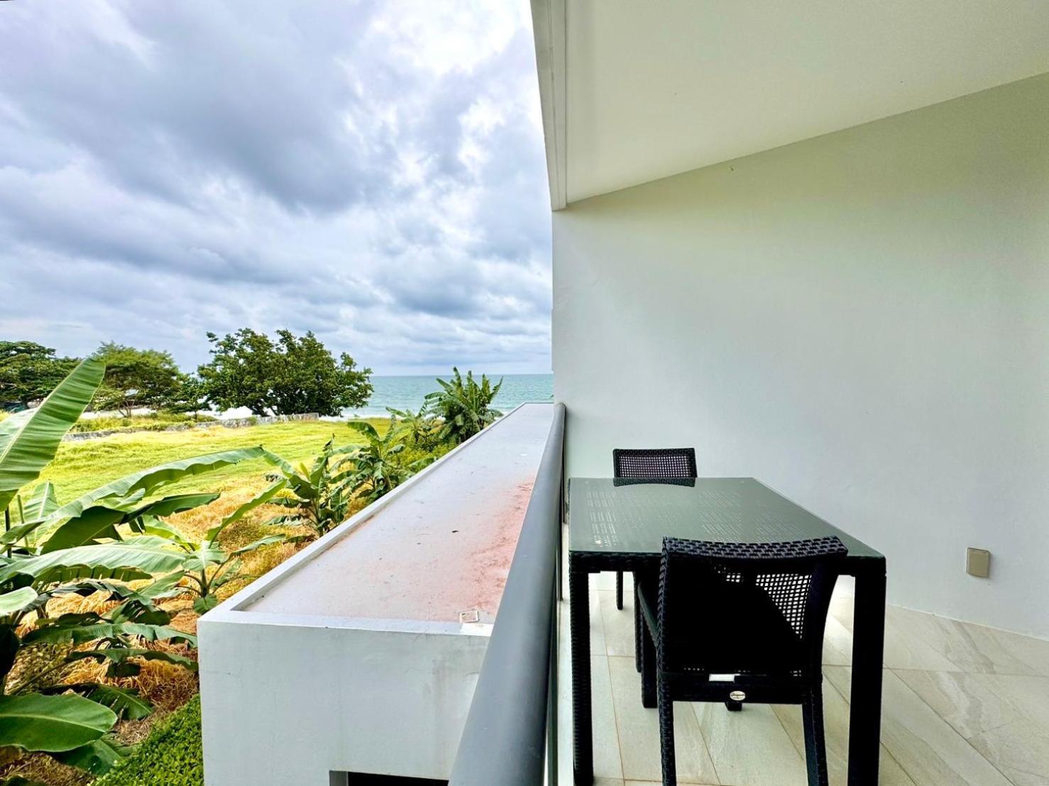 Escape Condominiums Beachfront Suites - Mae Phim Rayong Exterior photo